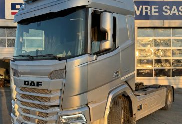 DAF camion devant EVRE SAS au coucher du soleil rhncc87ieoa0161zyk5m1k5ol8hf8gj5ga05q4nw90